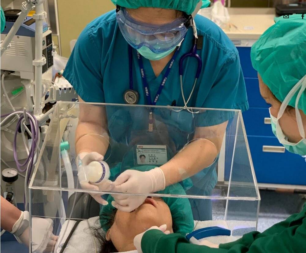 Aerosol Blocking Shield For Hospitals | Endotracheal Intubation Image 4